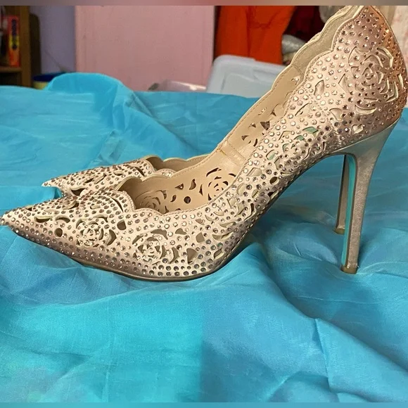 EUC w/box,Blue by Betsey Johnson Elsa Princess pumps,rose gold,ABS crystals, 8 - Picture 6 of 16